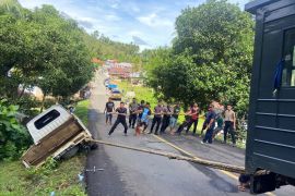 Polres Gorontalo Utara evakuasi mobil nyaris masuk jurang