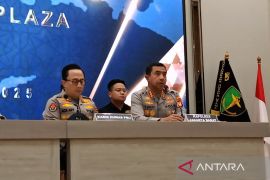 Polisi lakukan olah TKP kebakaran Glodok Plaza usai proses penyisiran