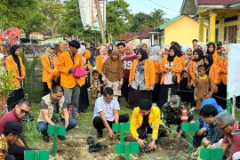 Wabup Konawe Utara membuka bakti sosial mahasiswa Farmasi UHO