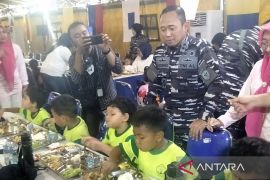 Kolinlamil gelar makan bergizi gratis di atas KRI Banda Aceh