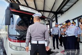 Polres Garut cek kondisi bus untuk memastikan laik beroperasi