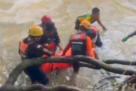 Tim SAR gabungan evakuasi tiga jenazah mahasiswa Unhas yang hanyut di sungai Maros