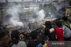 Kebakaran rumah di Mangga Besar, Gulkarmat kerahkan 17 unit pemadam