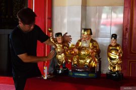 Penyucian patung dewa jelang Imlek di Magetan