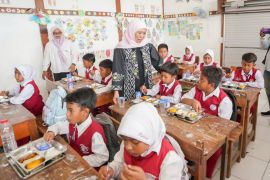 Khofifah tekankan pentingnya mengonsumsi makanan bergizi seimbang