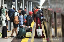 Liburan panjang, Stasiun Pasar Senen ramai penumpang