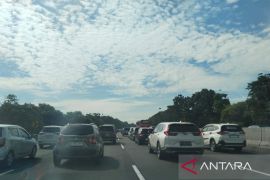 Arus kendaraan tol Jakarta-Cikampek padat hingga diterapkan contraflow