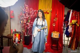 Rayakan Imlek dengan "menjadi pria dan gadis Tionghoa" di Pantjoran PIK