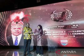 Bupati Manokwari dan Ketua PKK raih penghargaan IPCA 2025