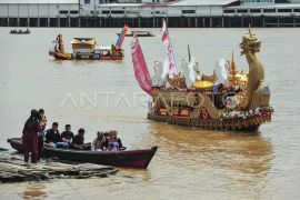 Lomba perahu hias di Sungai Batanghari