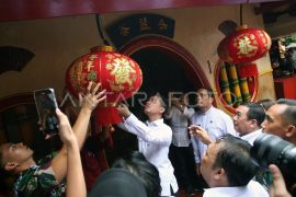 Wapres Gibran Rakabuming Raka pasang lampion di Vihara Boen Tek Bio Tangerang
