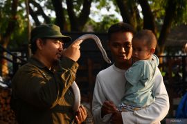 Edukasi dan bermain dengan ular di Madiun