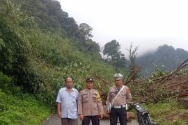 Longsor menimbun badan jalan di Desa Telagah Sei Bingai Langkat sepanjang 50 meter