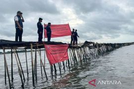 Membongkar pagar bambu, melindungi nelayan