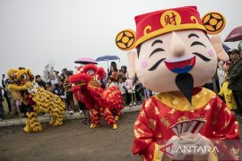 Atraksi barongsai di objek wisata Tepi Gunung