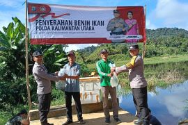 Kapolda Kaltara Salurkan Bantuan Benih Ikan Nila dan Lele di Desa Long Ampung dan Metulang