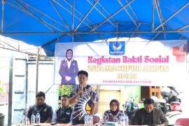 Relawan Lita Machfud Arifin bagikan 200 paket sembako jelang Imlek 2025