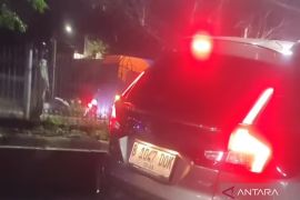 Mobil dirusak massa lantaran lawan arah di Kebon Jeruk