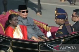 Presiden RI Prabowo dan Presiden India Droupadi naik kereta kuda parade di India