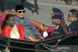 Prabowo naik kereta kuda saksikan Kontingen Patriot RI parade di India