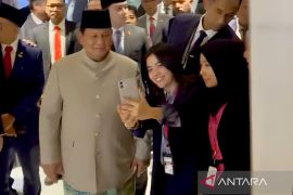 Presiden Prabowo sempatkan swafoto dengan mahasiswa di India