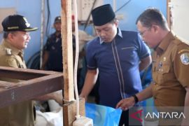 Pemkab Sampang bangun alat pemurnian garam di Pangarengan