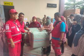 Ketua Umum PMI AgungLaksonoberi bantuankorban kebakaran di Kemayoran Jakarta Pusat