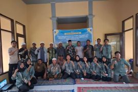 Mahasiswa KKN Unram sosialisasi pompa air tenaga surya di Lombok Barat