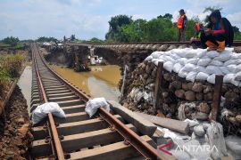 10 perjalanan KA Daop Semarang dibatalkan hingga jalur Grobogan normal