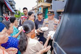 Polres Brebes bagikan 3.000 paket nasi bantu warga terdampak banjir