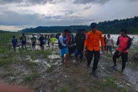 Tim SAR evakuasi dua orang  hanyut di Sungai Wampu Langkat