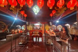 Warga Tionghoa mulai padati Vihara di kawasan Glodok jelang perayaan Imlek
