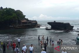 Pengelola bersihkan Pura Tanah Lot untuk sambut liburan Imlek