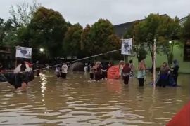 Ratusan peserta pramuka mengungsi ke ruang kelas akibat banjir
