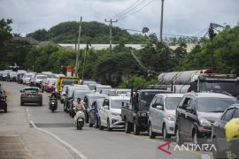 Kepadatan kendaraan di jalur wisata Anyer saat libur panjang