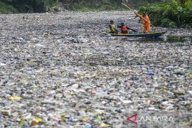 Tumpukan sampah di Sungai Citarum Lama