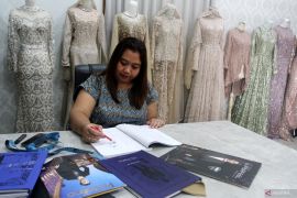 Rancangan busana tradisional jawa berkualitas ekspor di Ngawi