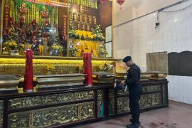 Brimob Polda Sumut sterilisasi  wihara jelang persiapan ibadah Imlek