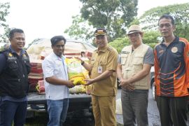 PTPN IV Regional V Salurkan Ratusan Paket Sembako ke korban banjir Landak - Kalbar