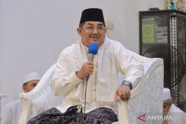 Bupati Tanjab Barat sebut Alquran dan shalat sebagai pedoman hidup