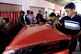 Bupati Gorontalo menyerahkan bantuan bagi pengungsi banjir