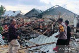 Gudang penyimpanan garam di Pamekasan roboh disapu puting beliung