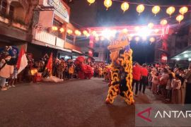 Ratusan masyarakat padati kelenteng Kwan Tie Miau saksikan atraksi barongsai