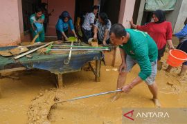 Bersihkan sedimen banjir Kendari Page 3 Small