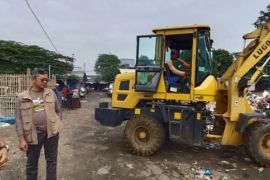 Pemkab Subang mengangkut sampah meluber di TPS Pujasera setelah ada aduan warga