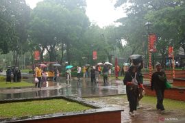 TMII tetap ramai pengunjung saat libur Imlek 2025 meski diguyur hujan deras sejak Selasa siang