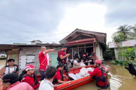 Paroki Darit menylurkan bantuan untuk korban banjir di Menyuke Landak