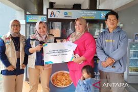 PLN distribusikan bantuan gerobak cahaya berdayakan UMKM