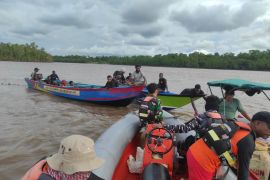 Tim SAR cari korban perahu tenggelam perairan Kali Betc