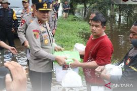 Kapolda Kalbar salurkan bantuan kepada warga Mempawah yang terdampak banjir